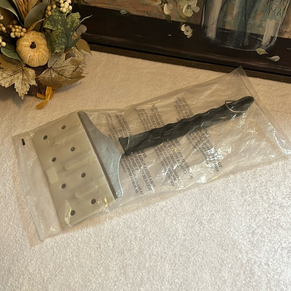 NIP Pampered Chef Barbecue Jumbo Turner